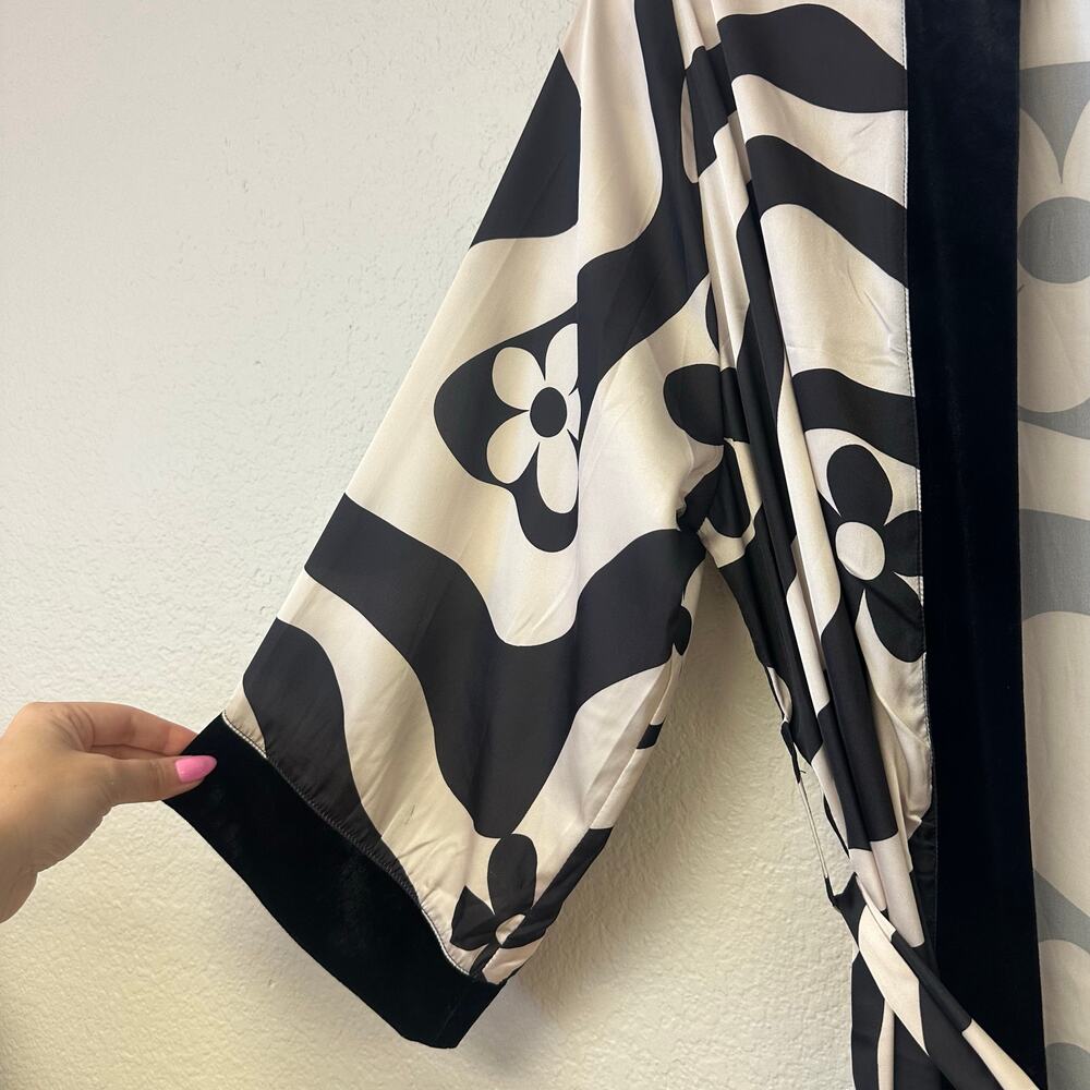 Urban Outfitters Livie Printed Kimono with Velvet Trim Black White OS - Picture 5 of 6
